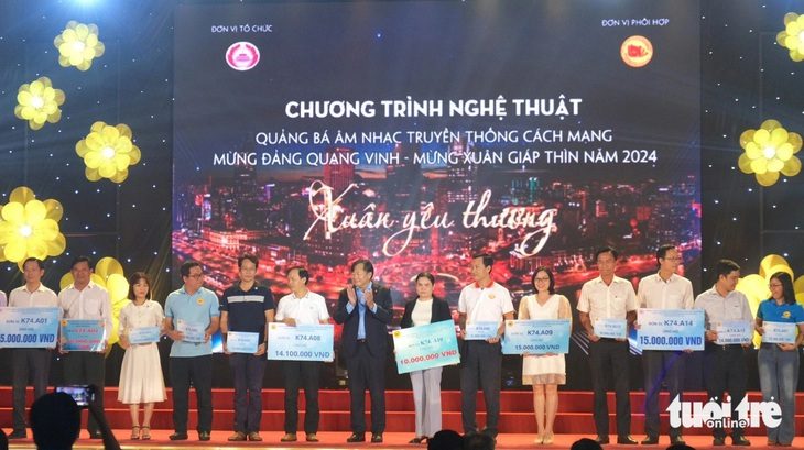 Các đơn vị đóng góp gây quỹ giúp đỡ các gia đình khó khăn nhân mùa xuân mới - Ảnh: NGỌC PHƯỢNG